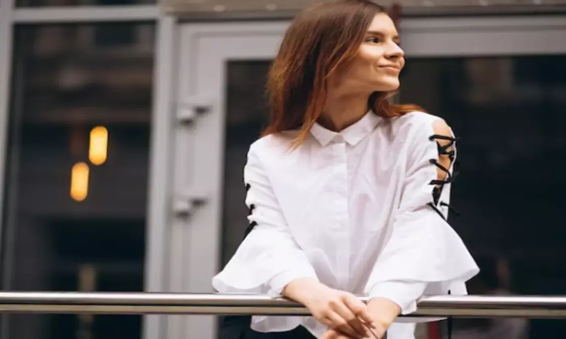 Fashion Tips: ऑफिस जाने के लिए लुक को बदलना चाहती हैं? ये शर्ट स्टाइल टॉप करें ट्राई