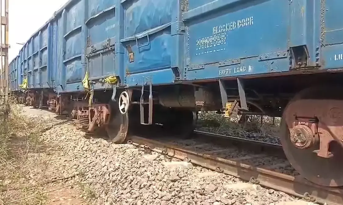 घंटों की मशक्कत के बाद मालगाड़ी को यार्ड में पहुंचाया गया