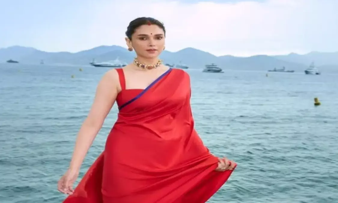 Cannes 2025: एक्ट्रेस अदिति राव हैदरी का देसी जलवा, लाल साड़ी और सिंदूर में दुल्हन जैसी लगीं