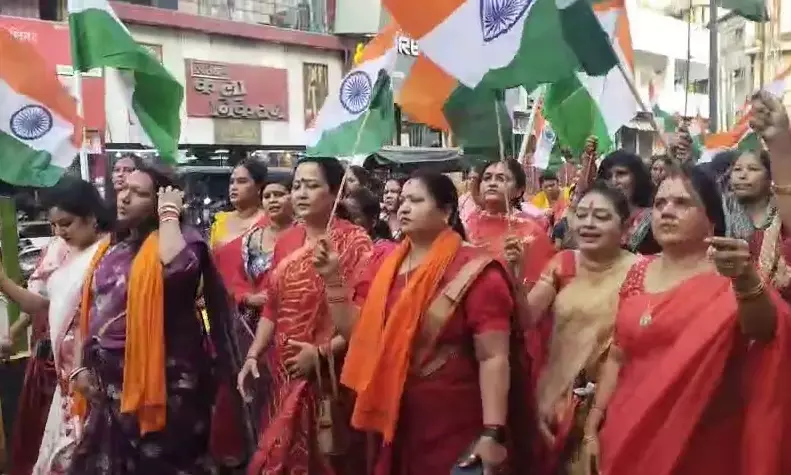 महापौर मीनल चौबे के नेतृत्व में तिरंगा लेकर निकली महिलाएं, जयकारों से गूंजा शहर