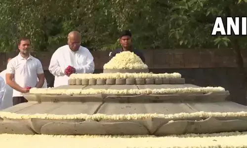 PM मोदी, राहुल गांधी, मल्लिकार्जुन खड़गे सहित कई नेताओं ने दी श्रद्धांजलि; देखें वीडियो-फोटो