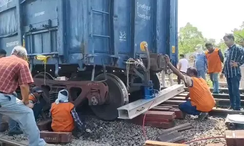 पटरी से उतरे दो डिब्बे, मौके पर विभाग के अधिकारी-कर्मचारी मौजूद