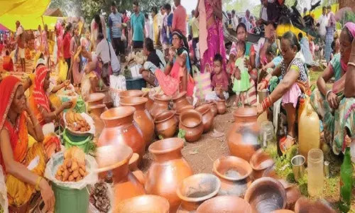 विडंबना :  देश दुनिया में विख्यात बस्तर की शिल्पकला सड़क पर, ना तो बाजार मिल रहा, ना ही दाम