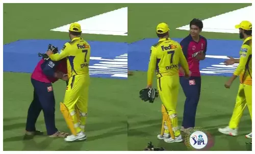 vaibhav suryvanshi touches ms dhoni feet