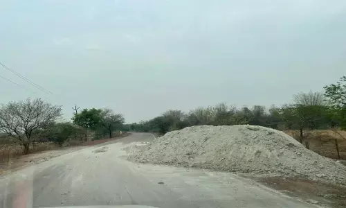 रोड पर बिछ गई सफेद धूल, राहगीर परेशान, स्वास्थ्य पर बुरा असर