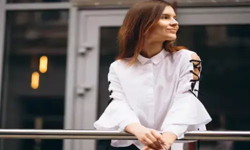Fashion Tips: ऑफिस जाने के लिए लुक को बदलना चाहती हैं? ये शर्ट स्टाइल टॉप करें ट्राई