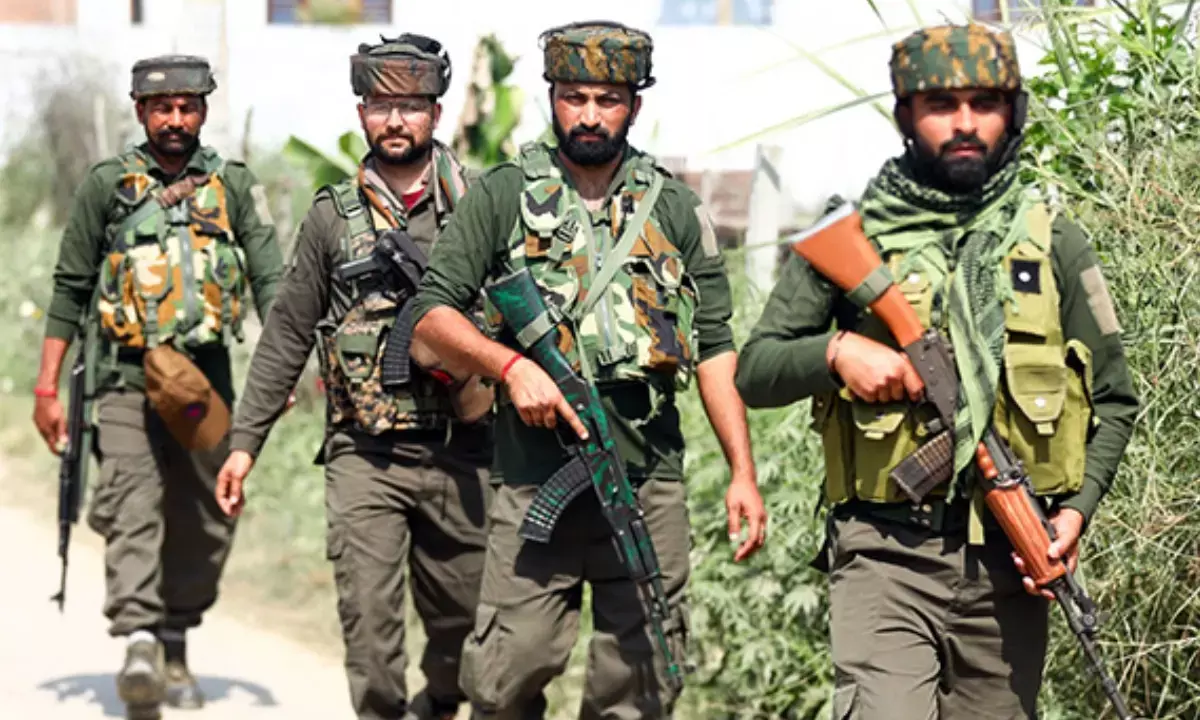 सुरक्षाबल और आतंकियों के बीच गोलीबारी, सेना ने 4 आतंकियों को घेरा