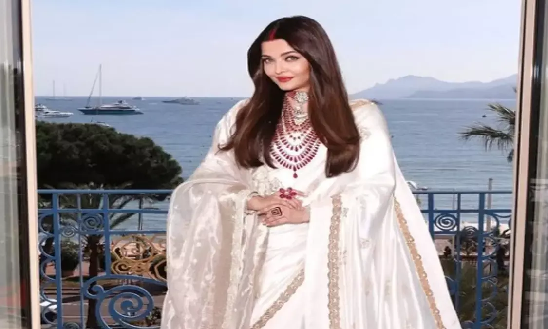 Cannes 2025: रेड कारपेट पर तहलका मचाती हुईं एक्ट्रेस ऐश्वर्या राय बच्चन, माथे पर सजा लाल सिंदूर