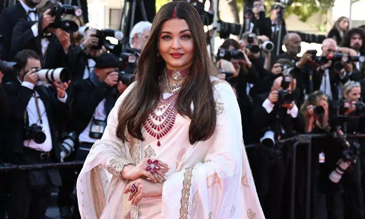 कान्स फिल्म फेस्टिवल में ऐश्वर्या राय ने बिखेरा जलवा, सफेद साड़ी और सिंदूर में दिखा रॉयल लुक