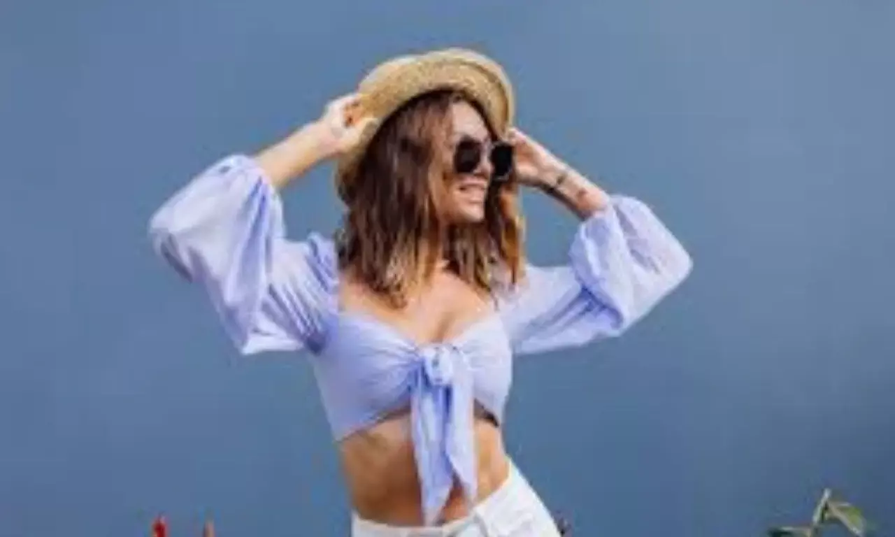 Summer Outfits for Women: गर्मियों में इन आउटफिट्स को वोर्डरोव में करें शामिल, देखे ये खूबसूरत डिजाइन