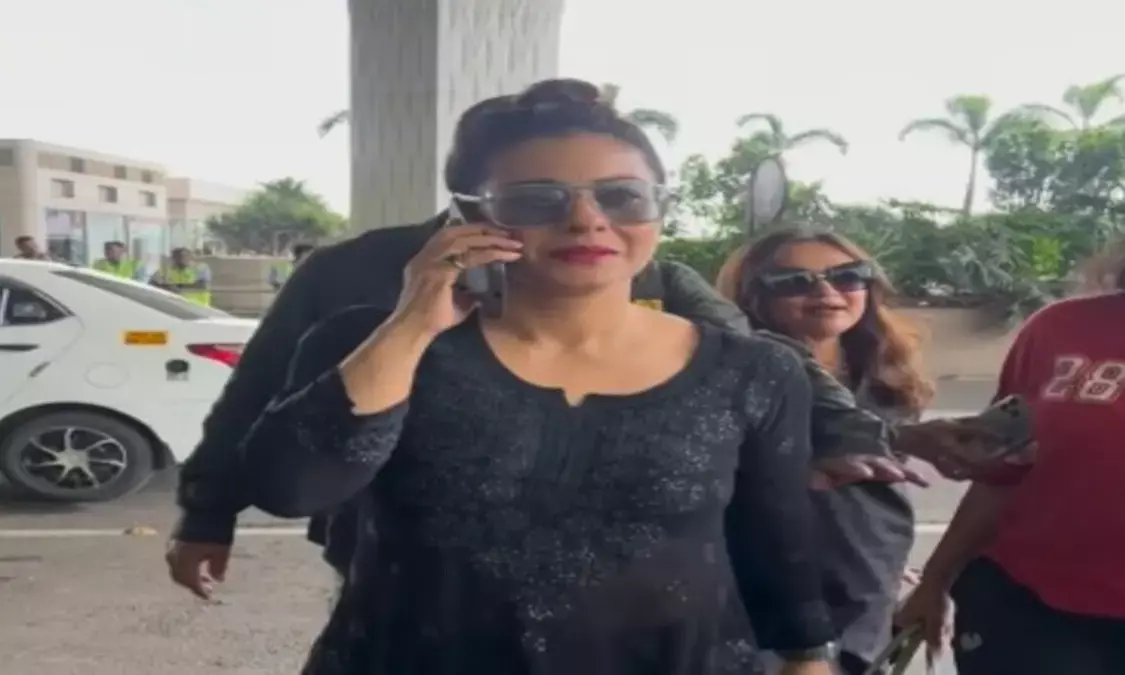 एयरपोर्ट पर ऑल-ब्लैक लुक में नजर आईं एक्ट्रेस काजोल, देखिए उनका कुर्ता सेट और सिंपल स्टाइल