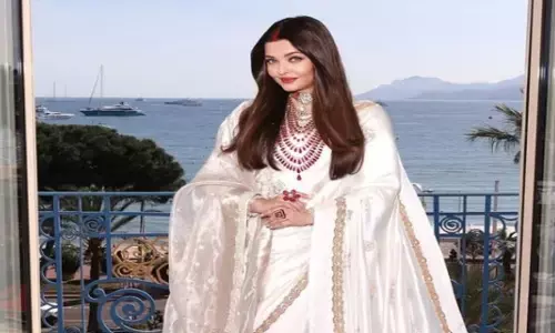 Cannes 2025: रेड कारपेट पर तहलका मचाती हुईं एक्ट्रेस ऐश्वर्या राय बच्चन, माथे पर सजा लाल सिंदूर