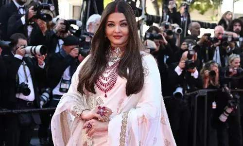 कान्स फिल्म फेस्टिवल में ऐश्वर्या राय ने बिखेरा जलवा, सफेद साड़ी और सिंदूर में दिखा रॉयल लुक