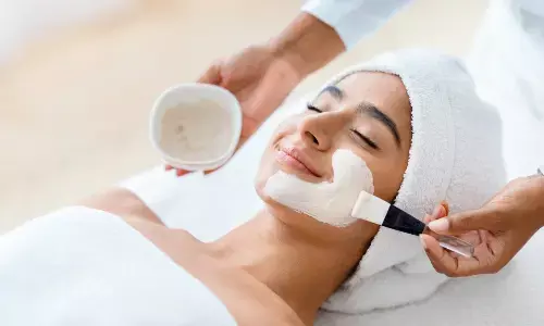 घर पर चाहिए पार्लर जैसा ग्लो? तो ट्राई करें ये 5 चीजें, हर कोई पूछेगा दमकती त्वचा का राज