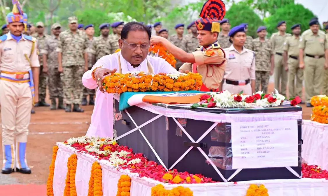 CM Sai paying tribute to the martyr
