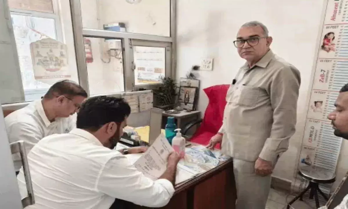 अस्पताल पर छापा, डॉक्टरों की डिग्री जांची, मेडिकल स्टोर संचालक फरार