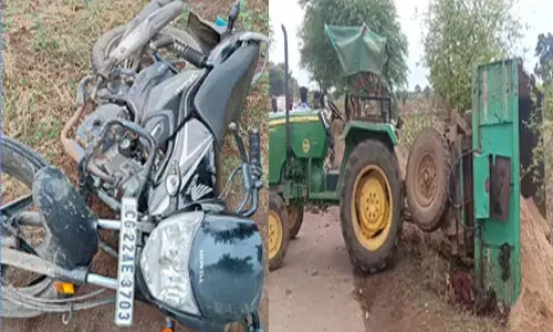 ट्रैक्टर से टकराकर बाइक सवार की मौत, रेत से भरी ट्रॉली भी पलट गई