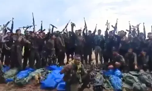 देखिए VIDEO कैसे DRG के जवान हथियार लहराकर नाच रहे, बरामद हथियारों की लगाई प्रदर्शनी