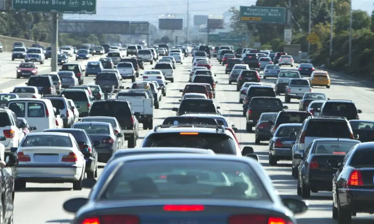 ट्रैफिक जाम में कार चलाने में नहीं होगी मुश्किल, अपनाएं 5 जरूरी ड्राइविंग टिप्स