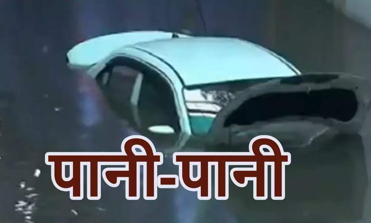 आंधी के साथ भारी बारिश, उखड़े पेड़, डूबीं सड़कें, बत्ती गुल, 49 फ्लाइट डायवर्ट