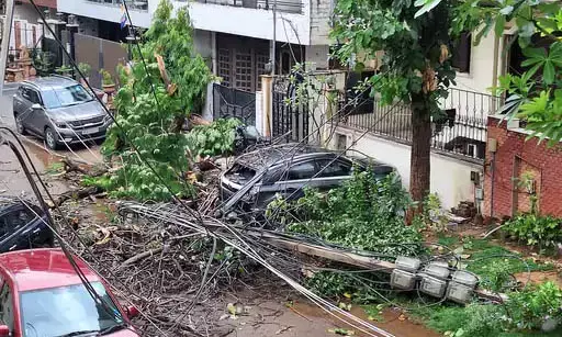 हिसार में टूटी नहर, गुरुग्राम में डूबी सड़कें; फरीदाबाद में घर की छत गिरी, 5 घायल