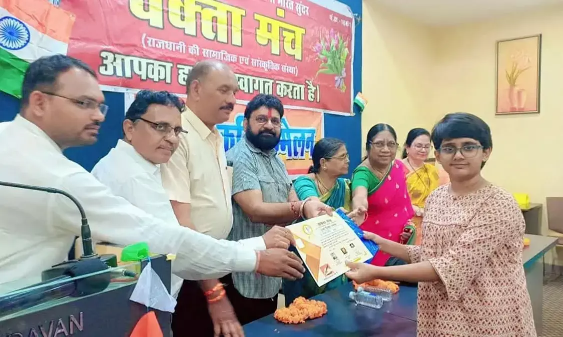 कविताओं के जरिए भारतीय सेना की वीरता को नमन, साहित्य व संस्कृति में अश्लीलता फैलाने का किया गया कड़ा विरोध कविताओं के जरिए भारतीय सेना की वीरता को नमन, साहित्य व संस्कृति में अश्लीलता फैलाने का किया गया कड़ा विरोध