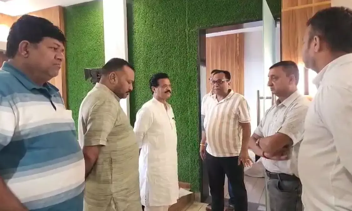 कई आरोपी गिरफ्तार, भाजपा-कांग्रेस के प्रतिनिधियों ने लिया स्थिति का जायजा