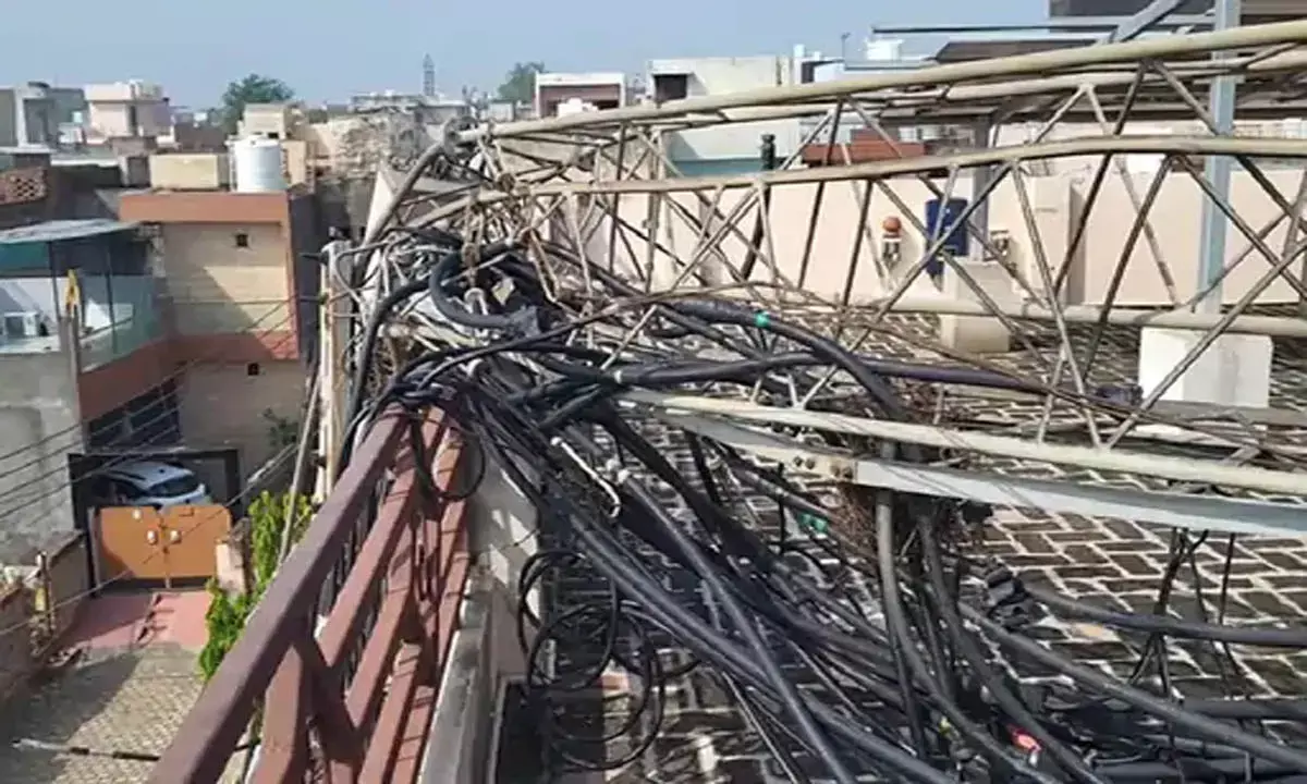 BSNL का टावर मकान पर गिरा, छत क्षतिग्रस्त, तूफान से गिरे पेड़ और बिजली के खंभे