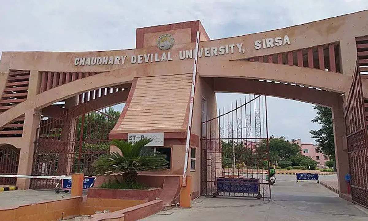 जननायक जनता पार्टी ने लगाए चहेतों को नौकरी देने के आरोप, हॉल का नाम बादल की जगह रखा सावरकर