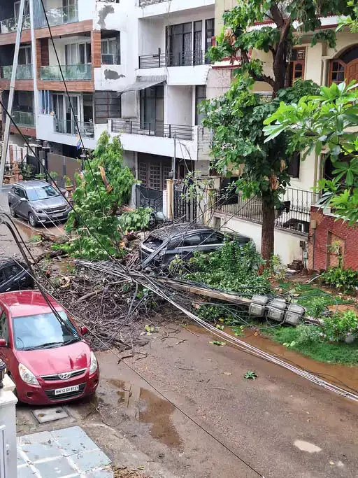 हिसार में टूटी नहर, गुरुग्राम में डूबी सड़कें; फरीदाबाद में घर की छत गिरी, 5 घायल