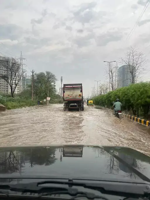 हिसार में टूटी नहर, गुरुग्राम में डूबी सड़कें; फरीदाबाद में घर की छत गिरी, 5 घायल