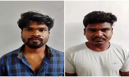 मामले में दो आरोपी गिरफ्तार, 25 बोतलें और बाइक जब्त