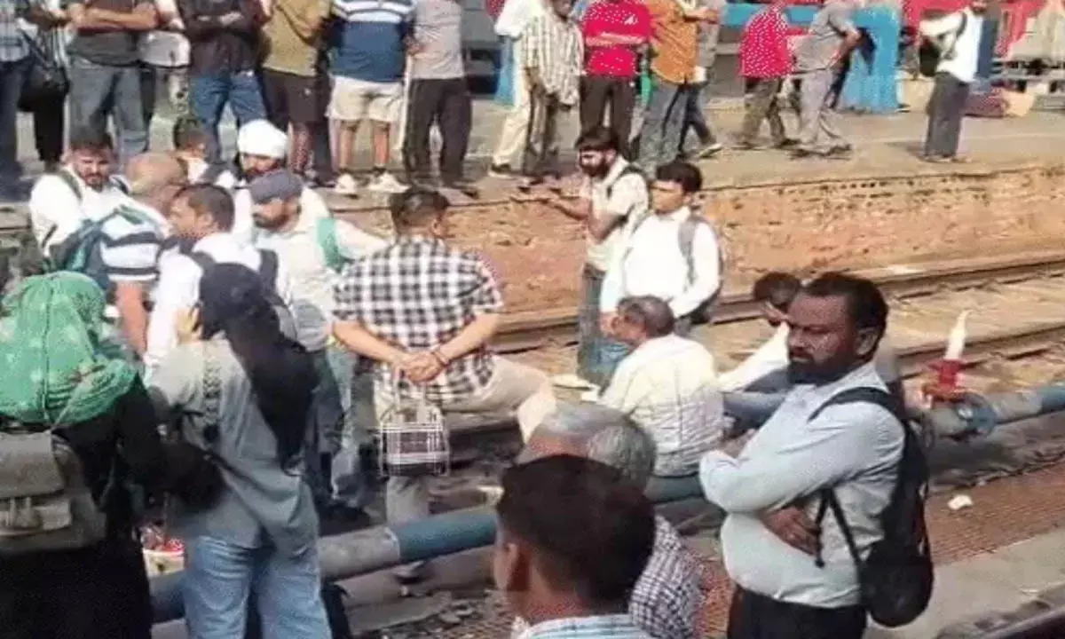 रेलवे ट्रैक बाधित करने वाले यात्रियों की पहचान जारी
