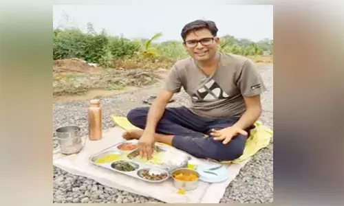 किसानी के गुर सिखाते हुए जमीन पर बैठकर भोजन किया