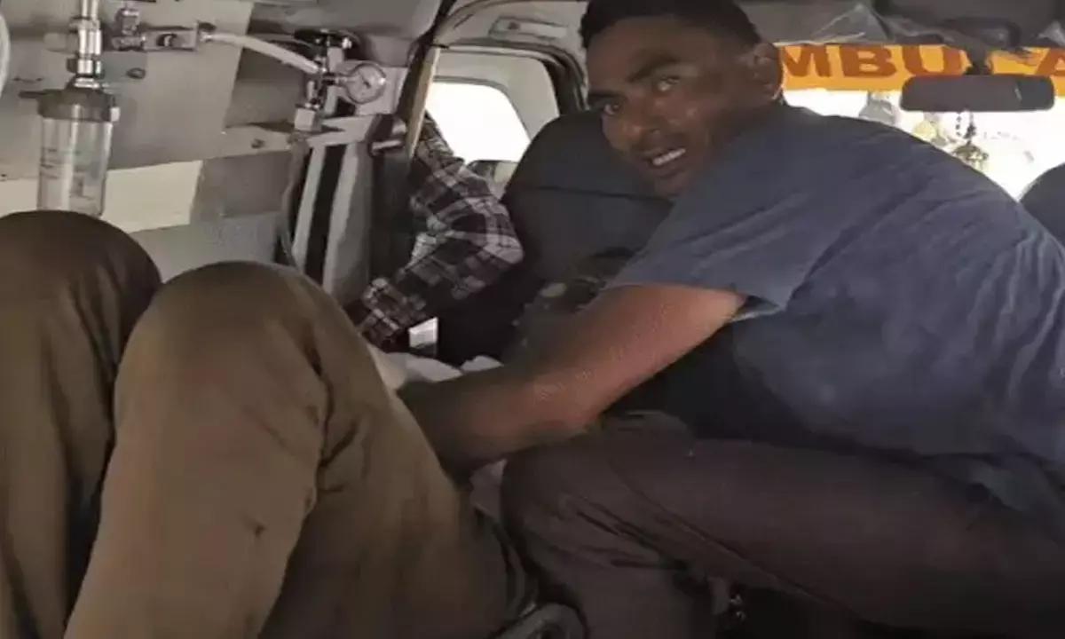 प्रेम प्रसंग में युवती के घर के बाहर युवक ने किया आत्मदाह का प्रयास, बुरी तरह से झुलसा