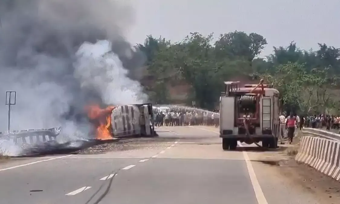 हाइवे पर लगा लंबा जाम, धुएं से आसमान हो उठा काला