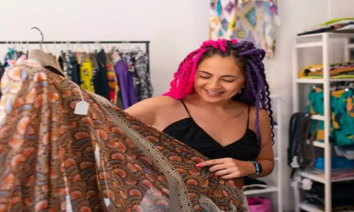 Saree Shopping Tips: साड़ी खरीदते वक्त इन बातों को रखें ध्यान, वरना बिगड़ सकता है पूरा स्टाइल