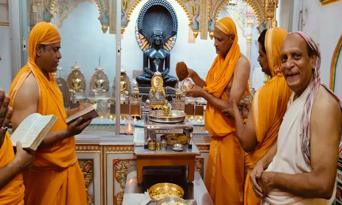 चमत्कारिक शांतिधारा कर चढ़ाया गया निर्वाण लड्डू