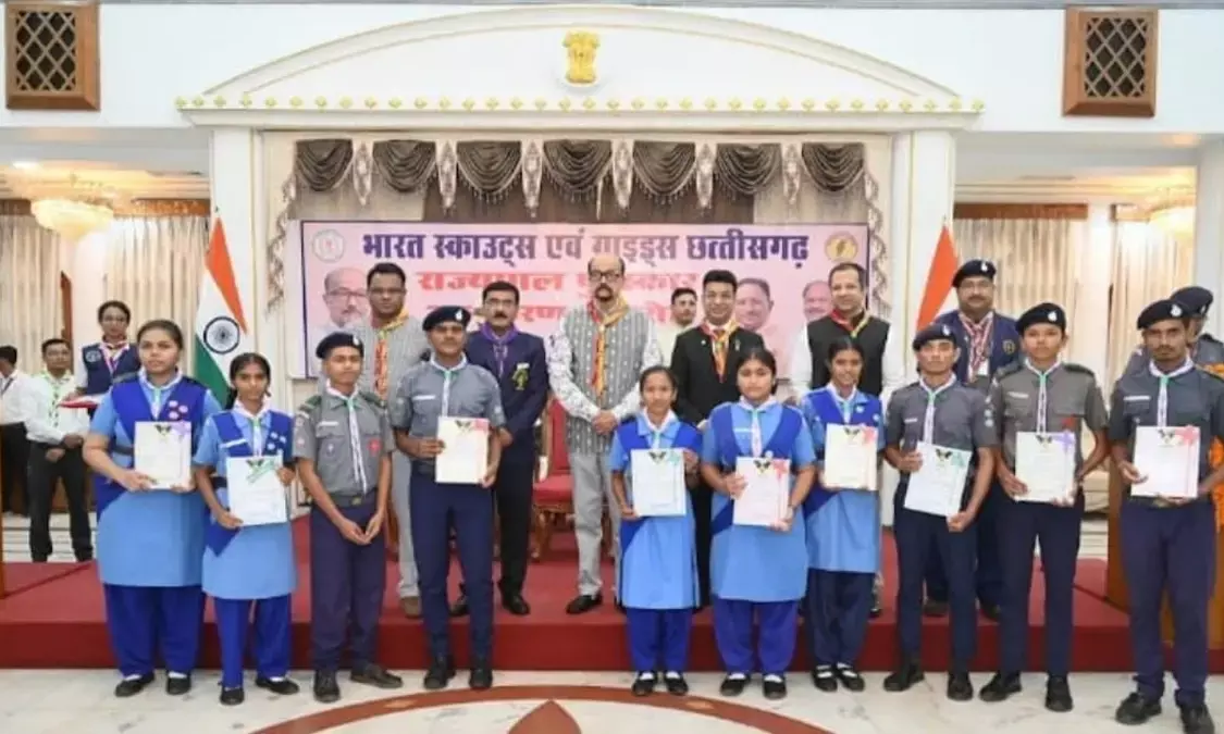 राज्यस्तरीय अलंकरण समारोह: राज्यपाल रमेन डेका से सम्मानित हुए बेमेतरा  के स्काउट्स -गाइड्स