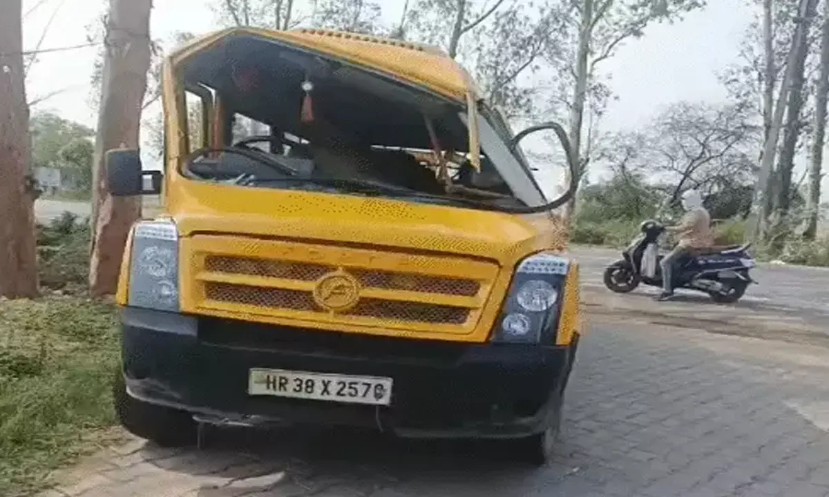 बाइक को बचाने के चक्कर में तेज रफ्तार स्कूल बस दुर्घटनाग्रस्त, सात बच्चों को आईं चोटें