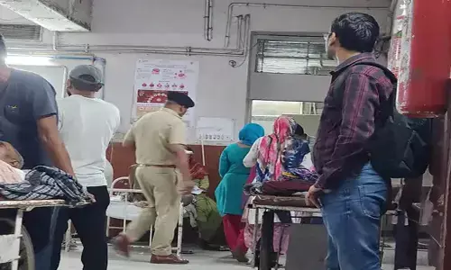 रोहतक PGI में परिवार से पूछताछ करती पुलिस।