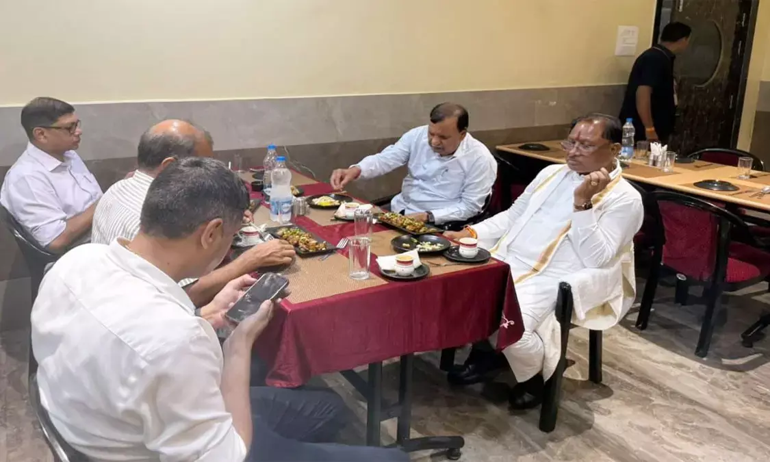 ढाबे में किया भोजन, वहां मौजूद लोगों से किया आत्मीय संवाद