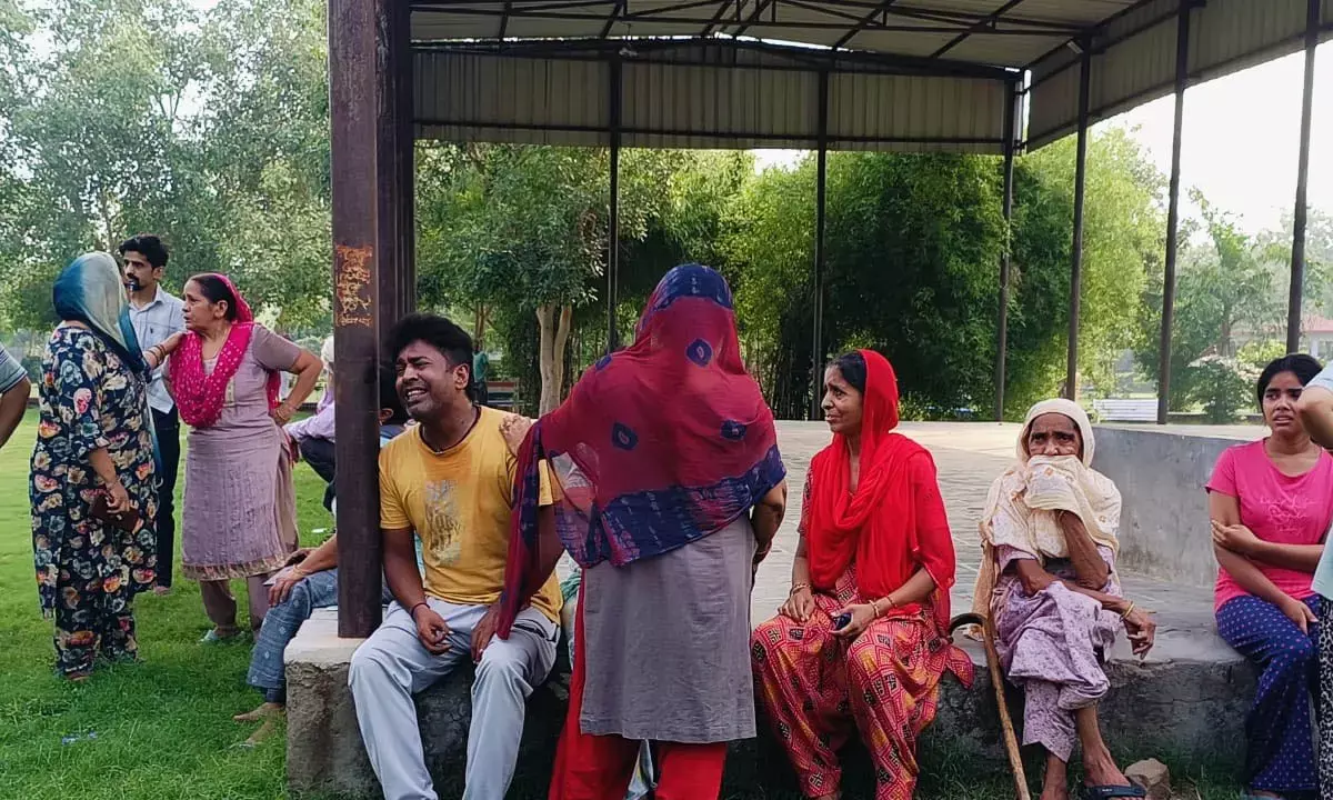 दूध लेने गए युवक का गला काटा, सुबह पार्क में मिला शव