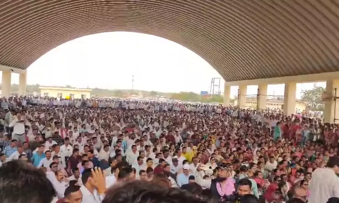 पुलिस के साथ झूमाझटकी के बाद प्रतिनिधिमंडल शिक्षा सचिव से चर्चा को रवाना