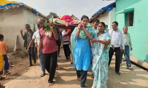 आकस्मिक निधन से शोकाकुल शकुंतला साहू ने मां को कंधा देकर किया अंतिम संस्कार