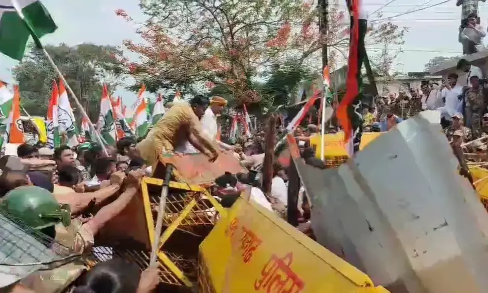 कांग्रेस ने किया कलेक्ट्रेट का घेराव, पुलिस के साथ हुई जमकर झूमा- झपटी