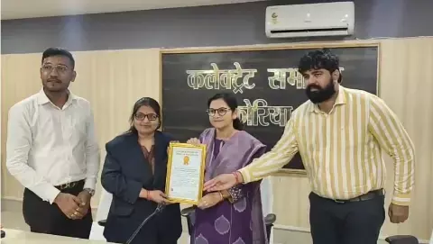 तीन घंटे के भीतर बनाया गया 660 सोखता, गोल्डन बुक की टीम ने किया सम्मानित