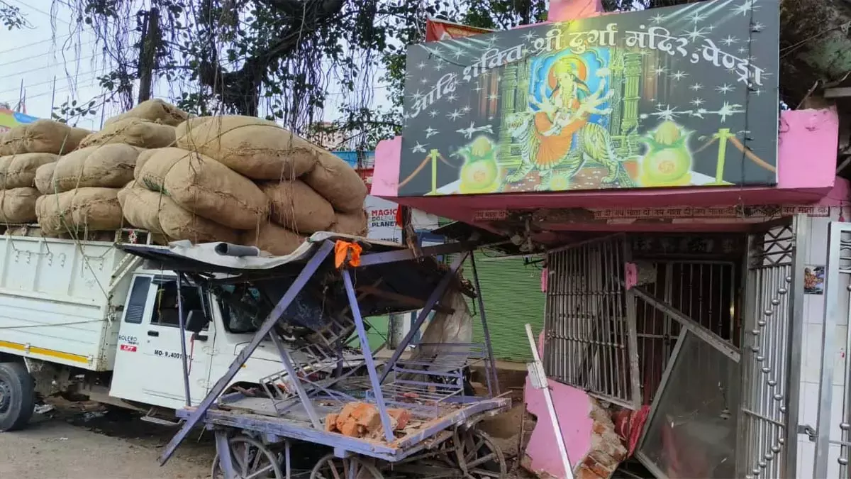 Uncontrolled pickup vehicle entered the temple Uncontrolled pickup vehicle entered the temple