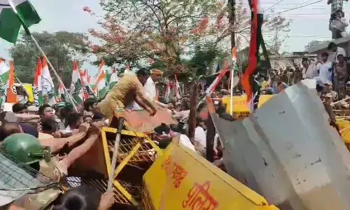 कांग्रेस ने किया कलेक्ट्रेट का घेराव, पुलिस के साथ हुई जमकर झूमा- झपटी