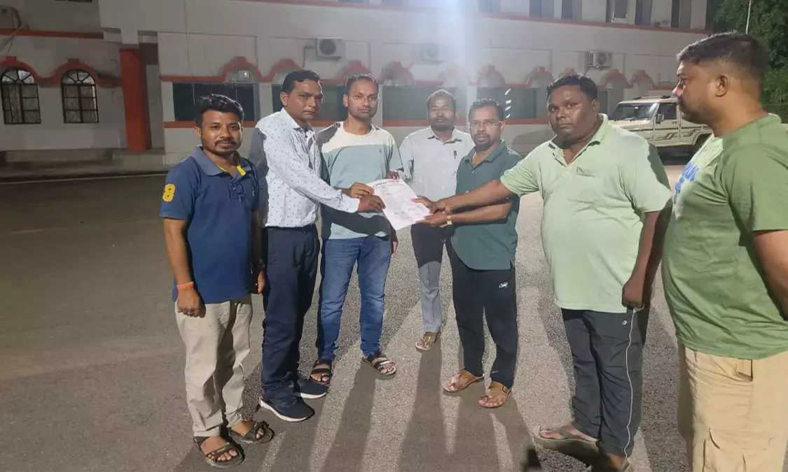 2 सरकारी कर्मचारियों को बेदम पीटा, थाने का घेराव, कार्यवाही की मांग